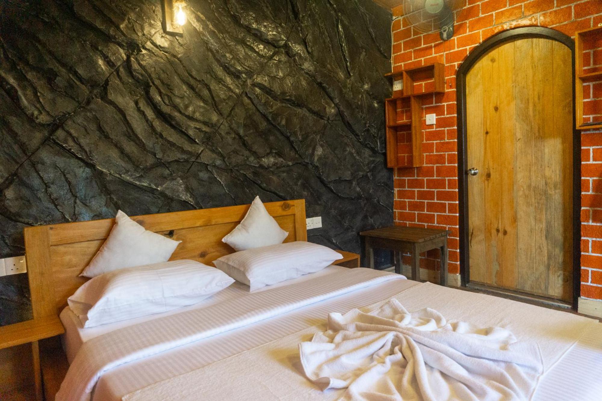 Hobbit Hole Hideaway Bed & Breakfast Ella Eksteriør bilde