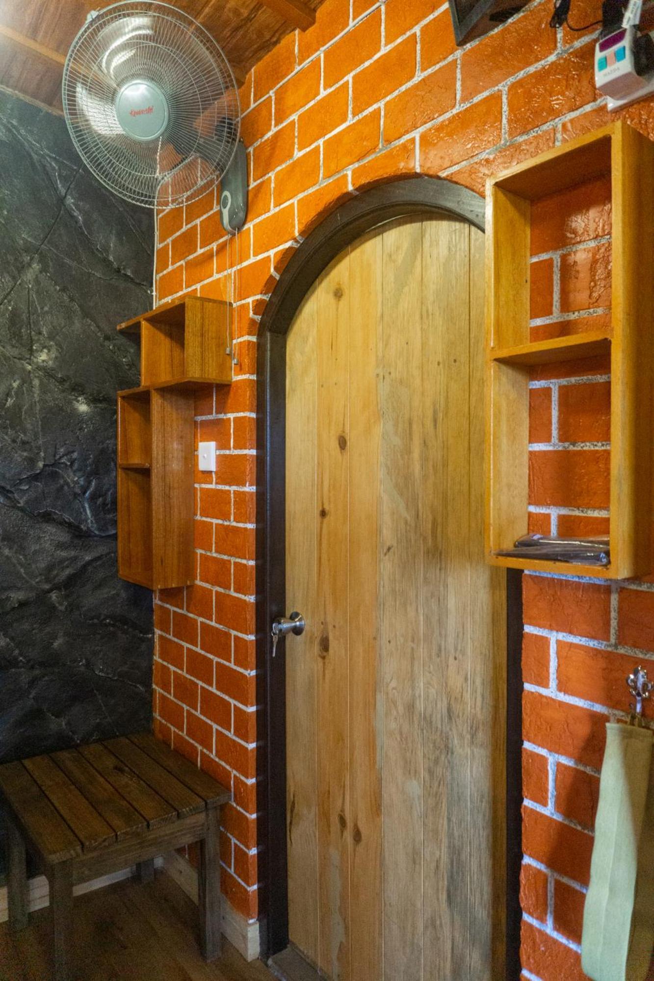 Hobbit Hole Hideaway Bed & Breakfast Ella Eksteriør bilde