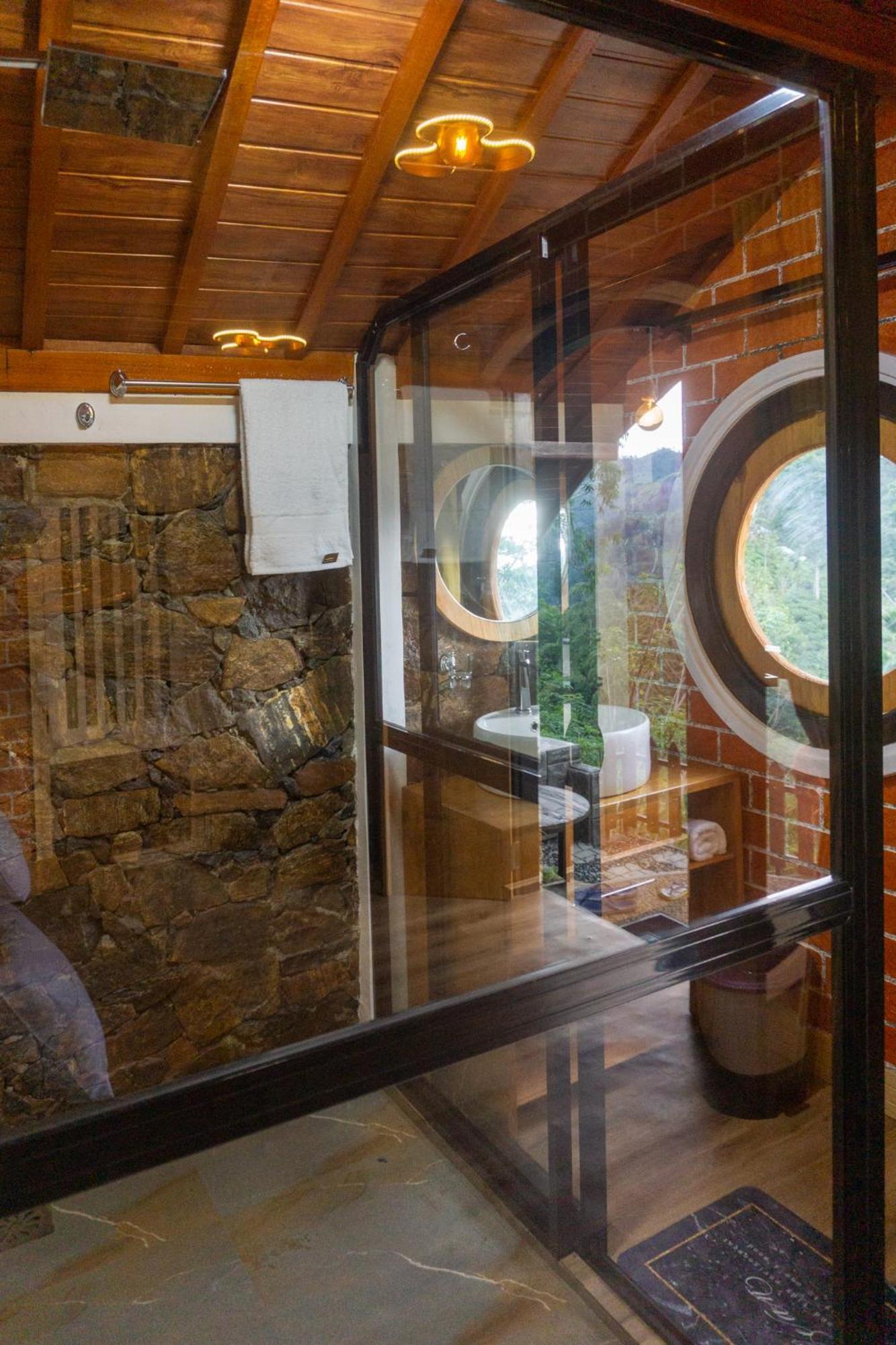 Hobbit Hole Hideaway Bed & Breakfast Ella Eksteriør bilde